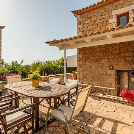 Vakantiehuis Mani's Aura Seaside-enchanting Stone Gem *