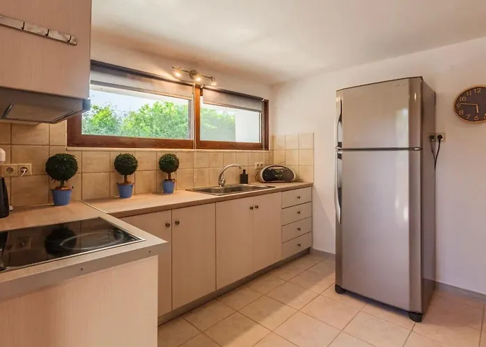 Mani's Aura Seaside-enchanting Stone Gem Feriehus