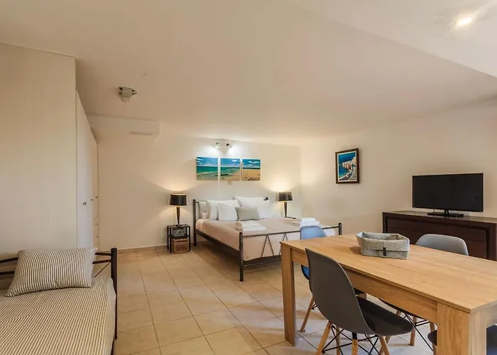 Vakantiehuis Mani's Aura Seaside-enchanting Stone Gem *